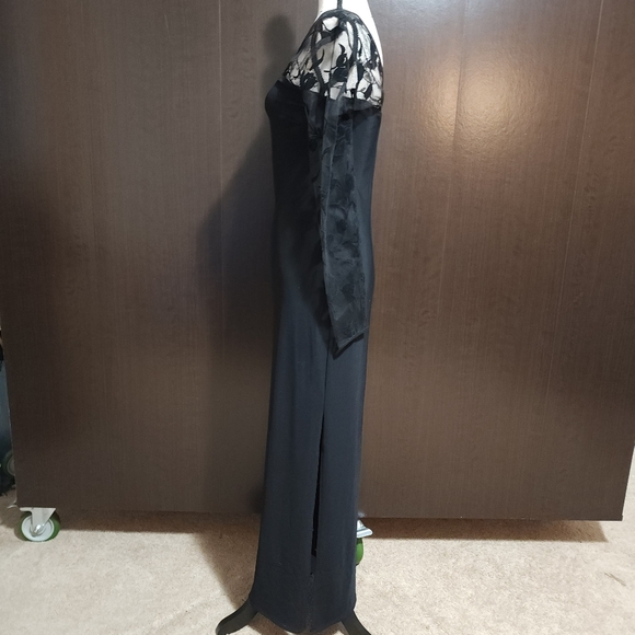 Vintage Gothic Style Black Gown w/Round Collar - Picture 7 of 16